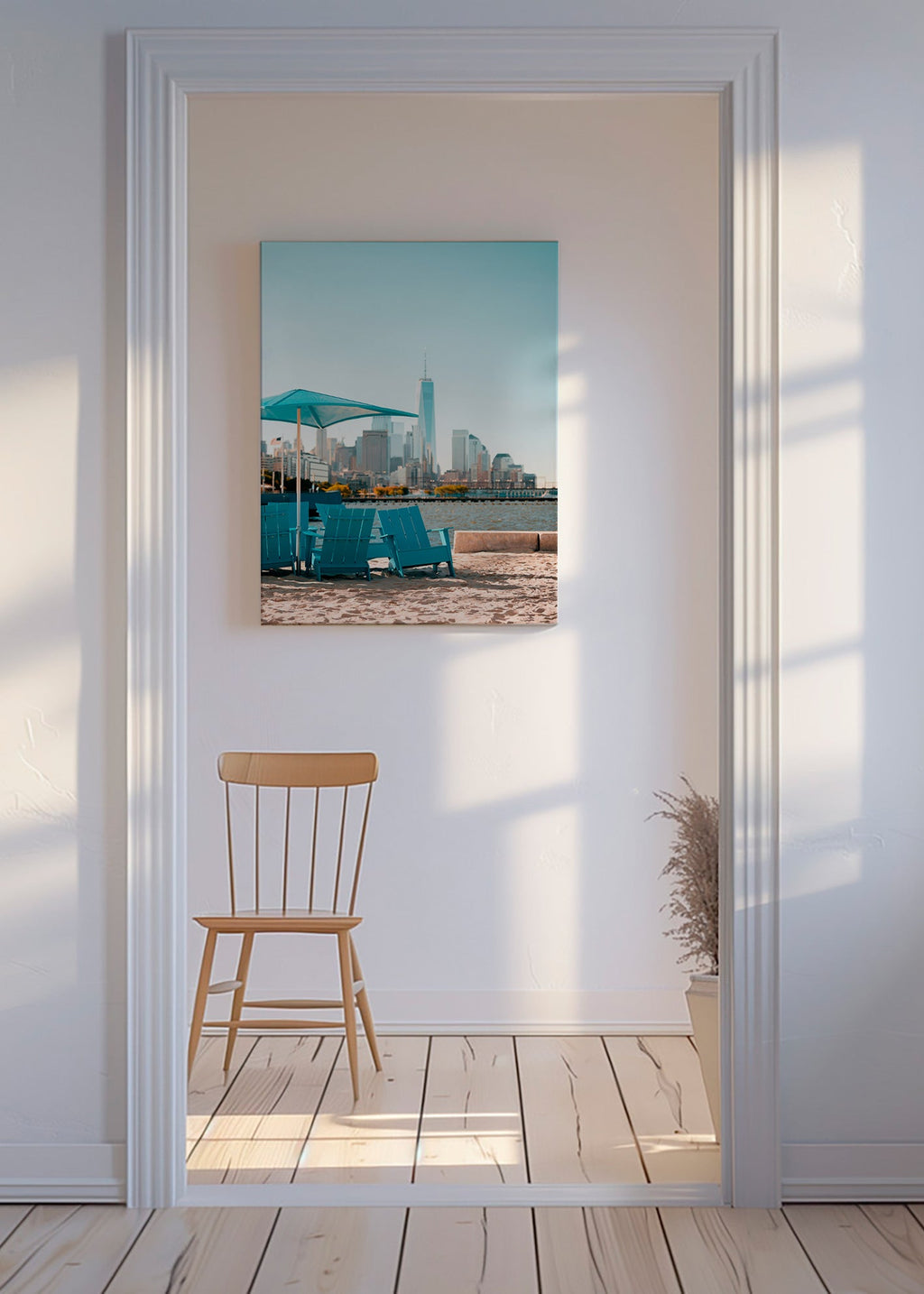 Reseaffisch med turkosa strandstolar och stadsbild – Canvas