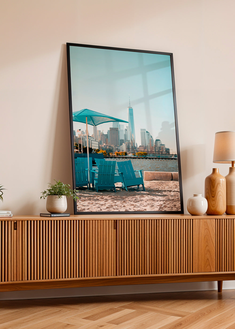 Reseaffisch med turkosa strandstolar och stadsbild – Product1