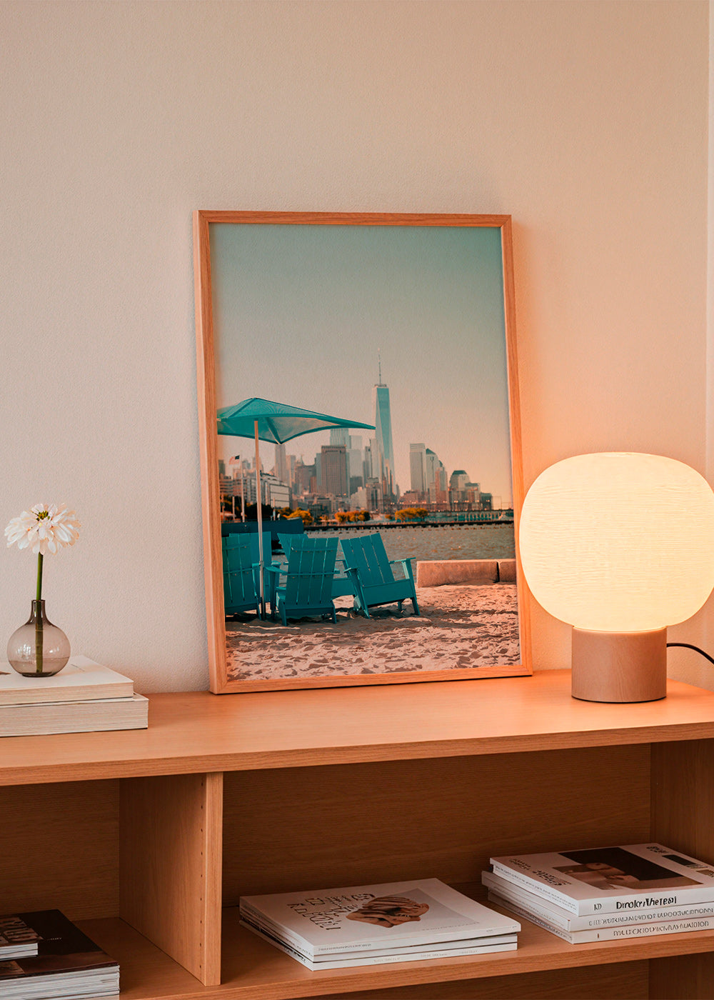 Reseaffisch med turkosa strandstolar och stadsbild – Product2