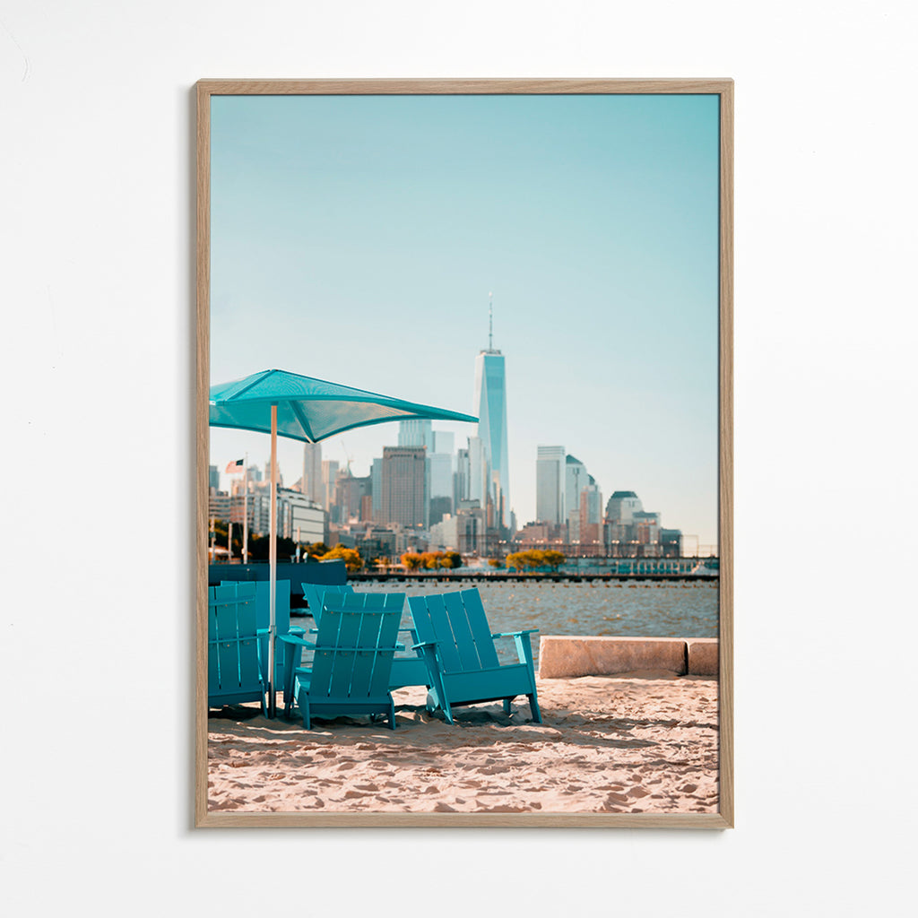 Reseaffisch med turkosa strandstolar och stadsbild – Oak Frame