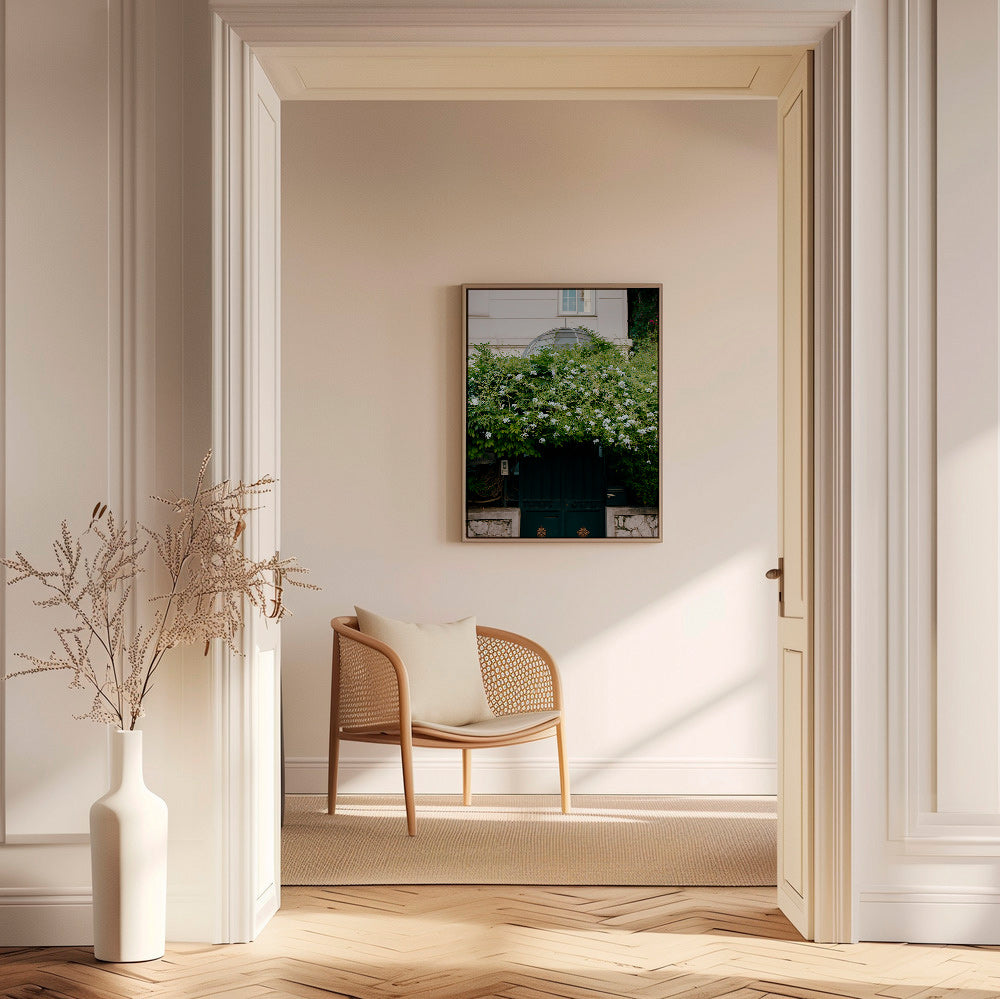Botaniskt tryck med vit klätterväxt vid porten – Canvas1