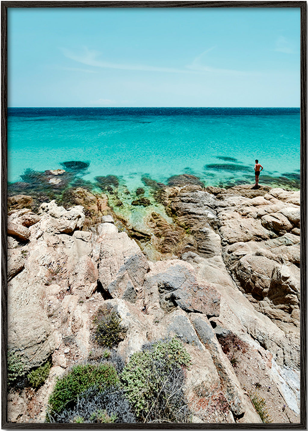 Landskapskonst: klippig kust med turkost hav – Black Frame