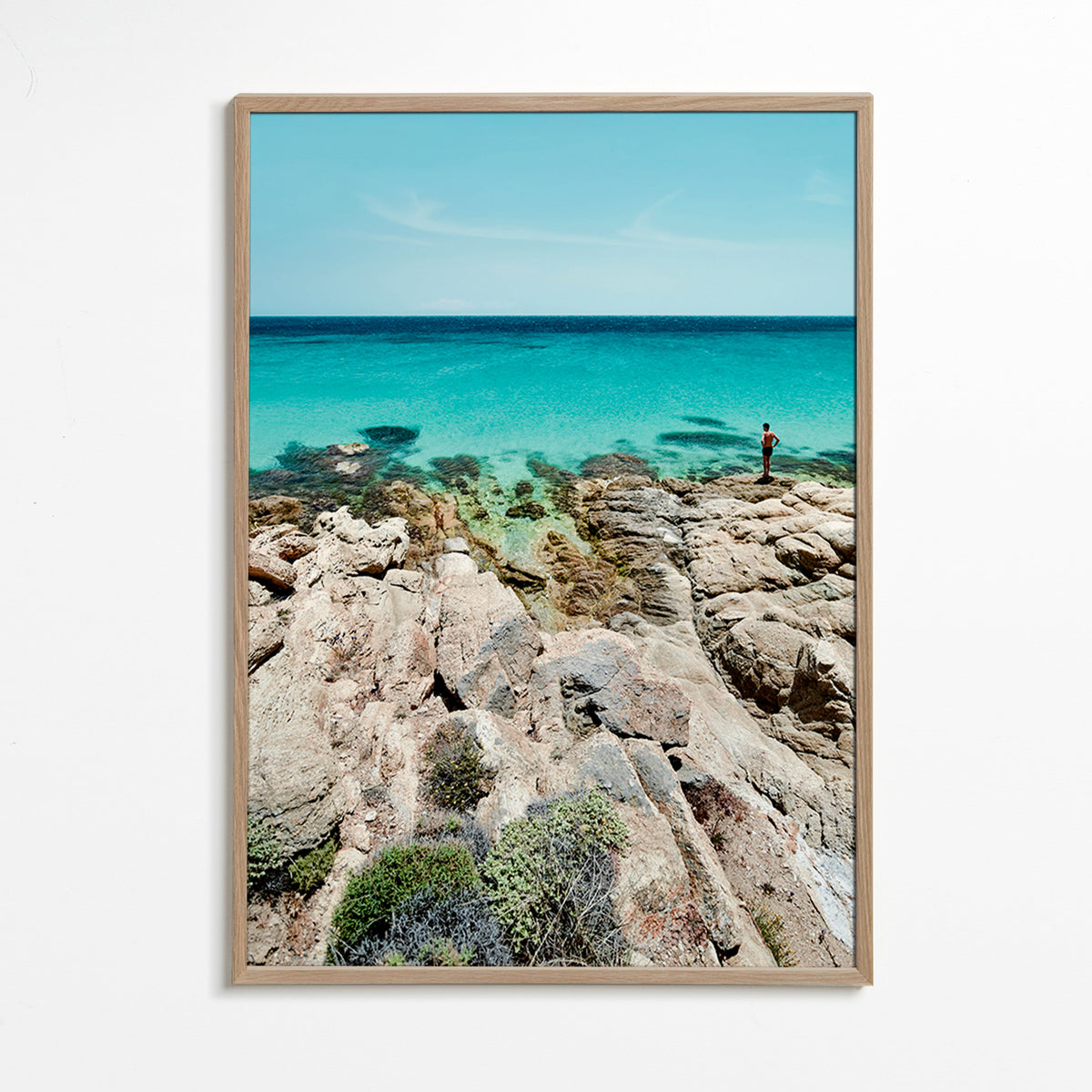 Landskapskonst: klippig kust med turkost hav – Oak Frame