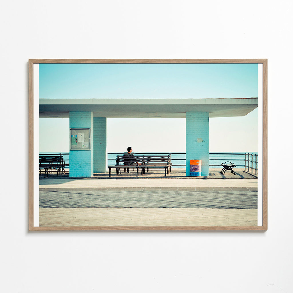 Pirsfotografi med ensam bänk – Oak Frame