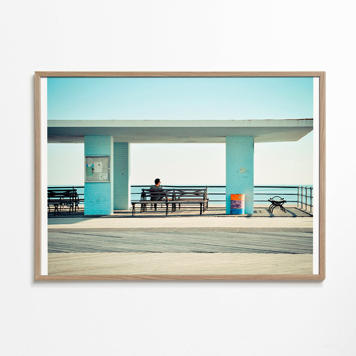 Pirsfotografi med ensam bänk – Oak Frame