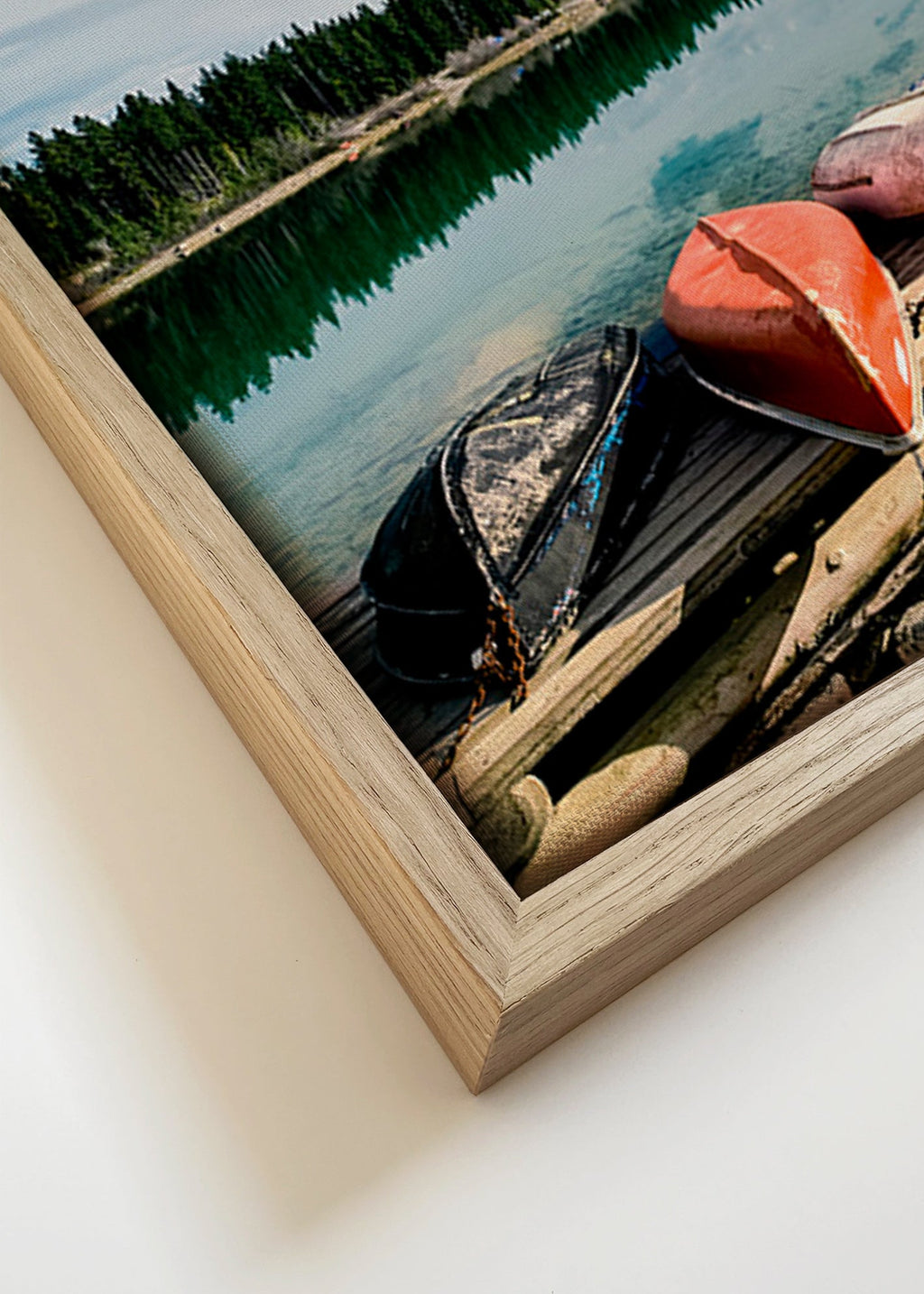 Landskapskonst med kanoter på bryggan – Canvas detail