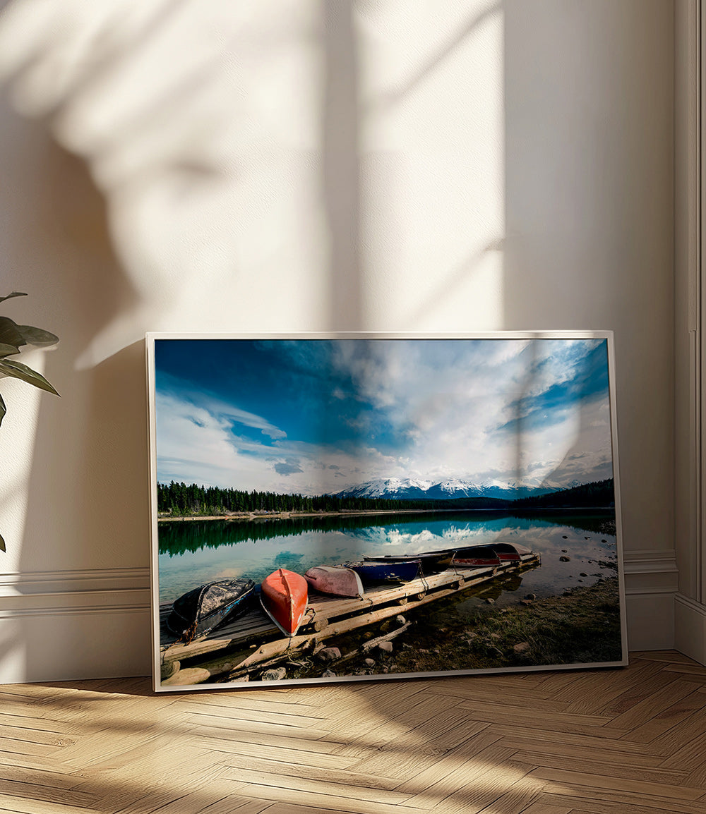 Landskapskonst med kanoter på bryggan – Product1
