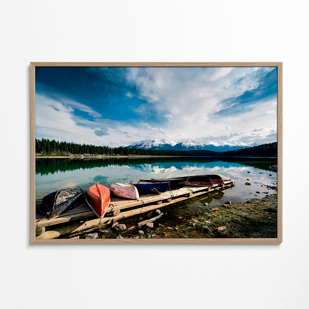Landskapskonst med kanoter på bryggan – Oak Frame