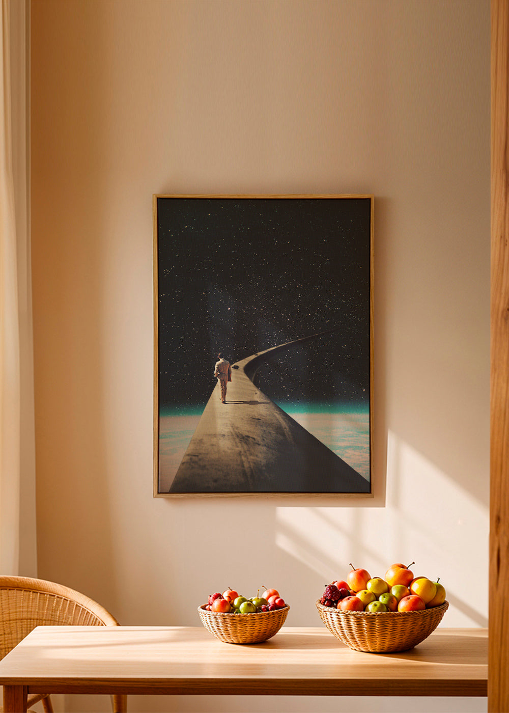 Surrealistisk fotografi av resenär på vinge