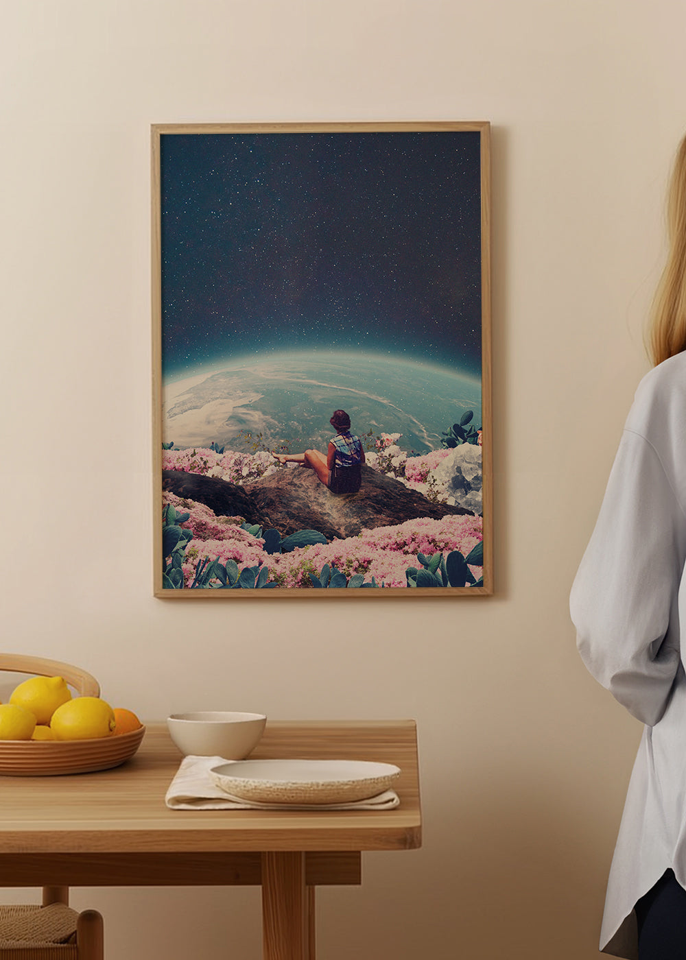 Botanisk poster med resenär och planet