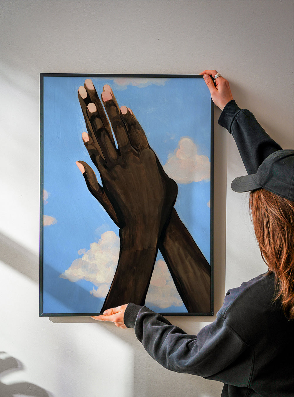 Illustration av händer mot himlen