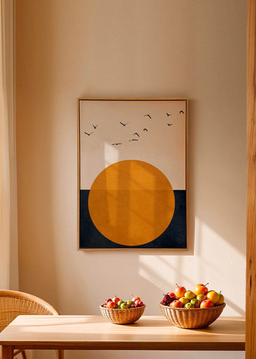 Geometrisk tavla med orange sol och fåglar