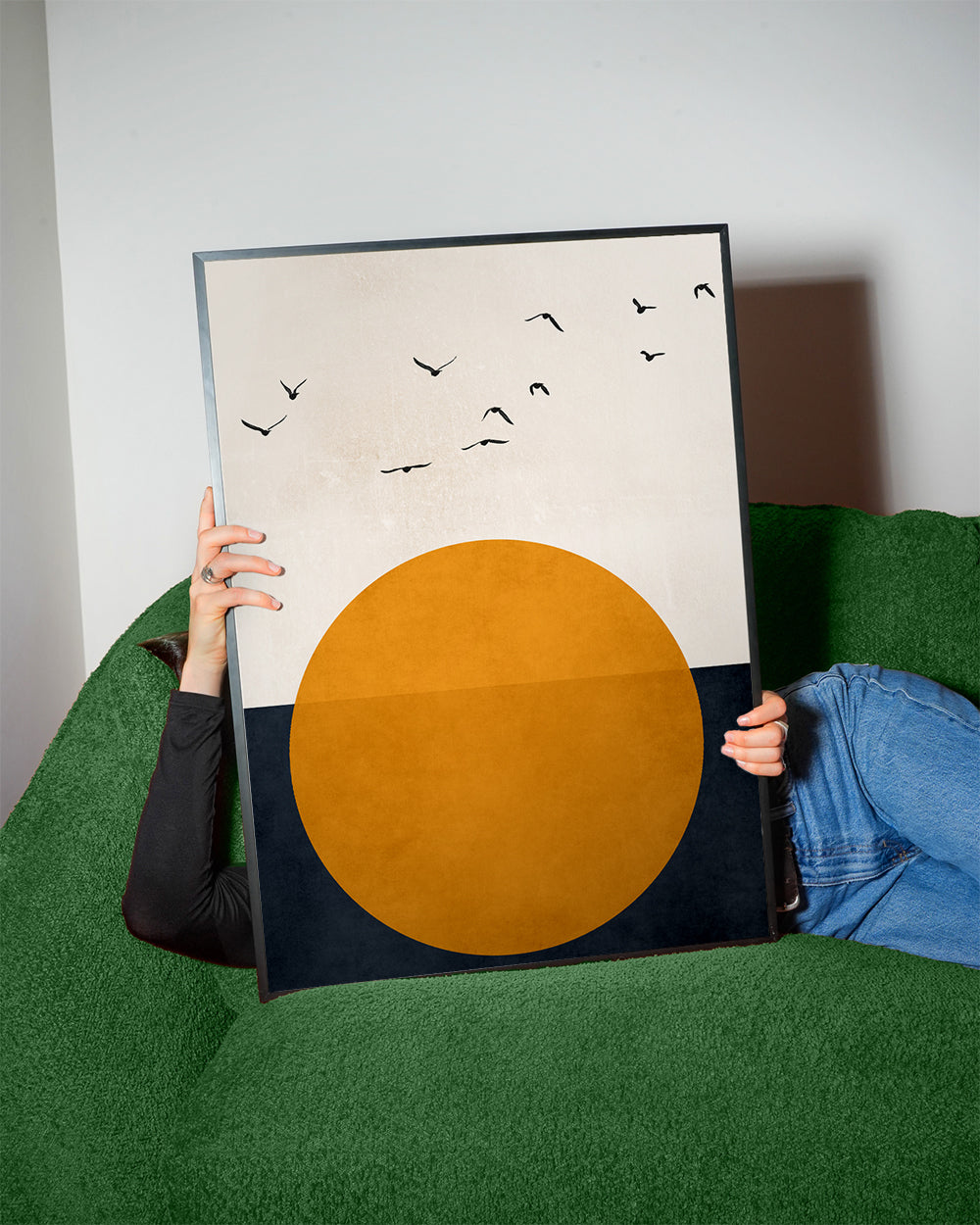 Geometrisk tavla med orange sol och fåglar
