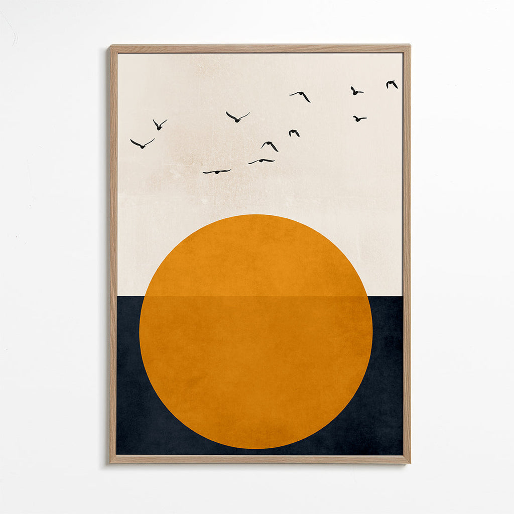 Geometrisk tavla med orange sol och fåglar