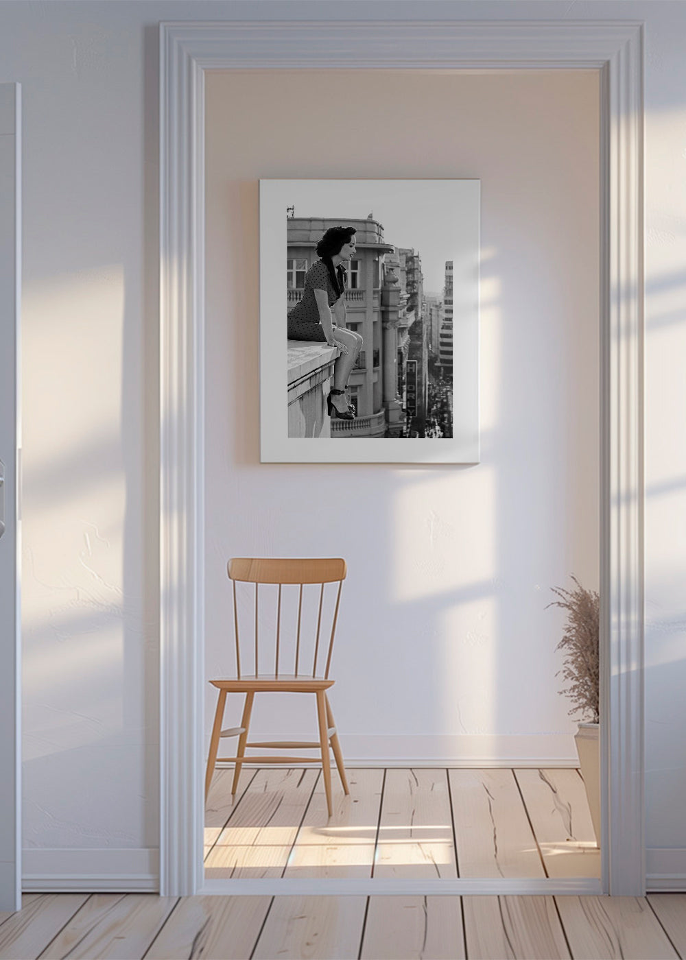 Svartvit fotografi av kvinna på stadsbrant