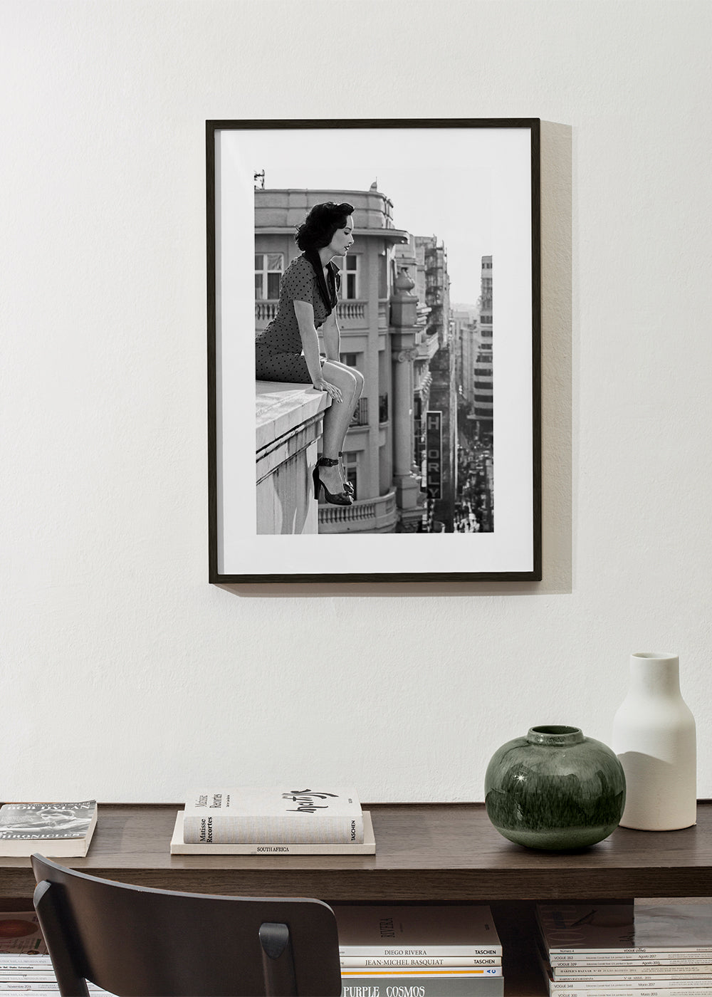 Svartvit fotografi av kvinna på stadsbrant