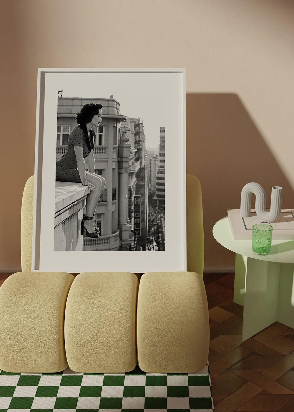 Svartvit fotografi av kvinna på stadsbrant