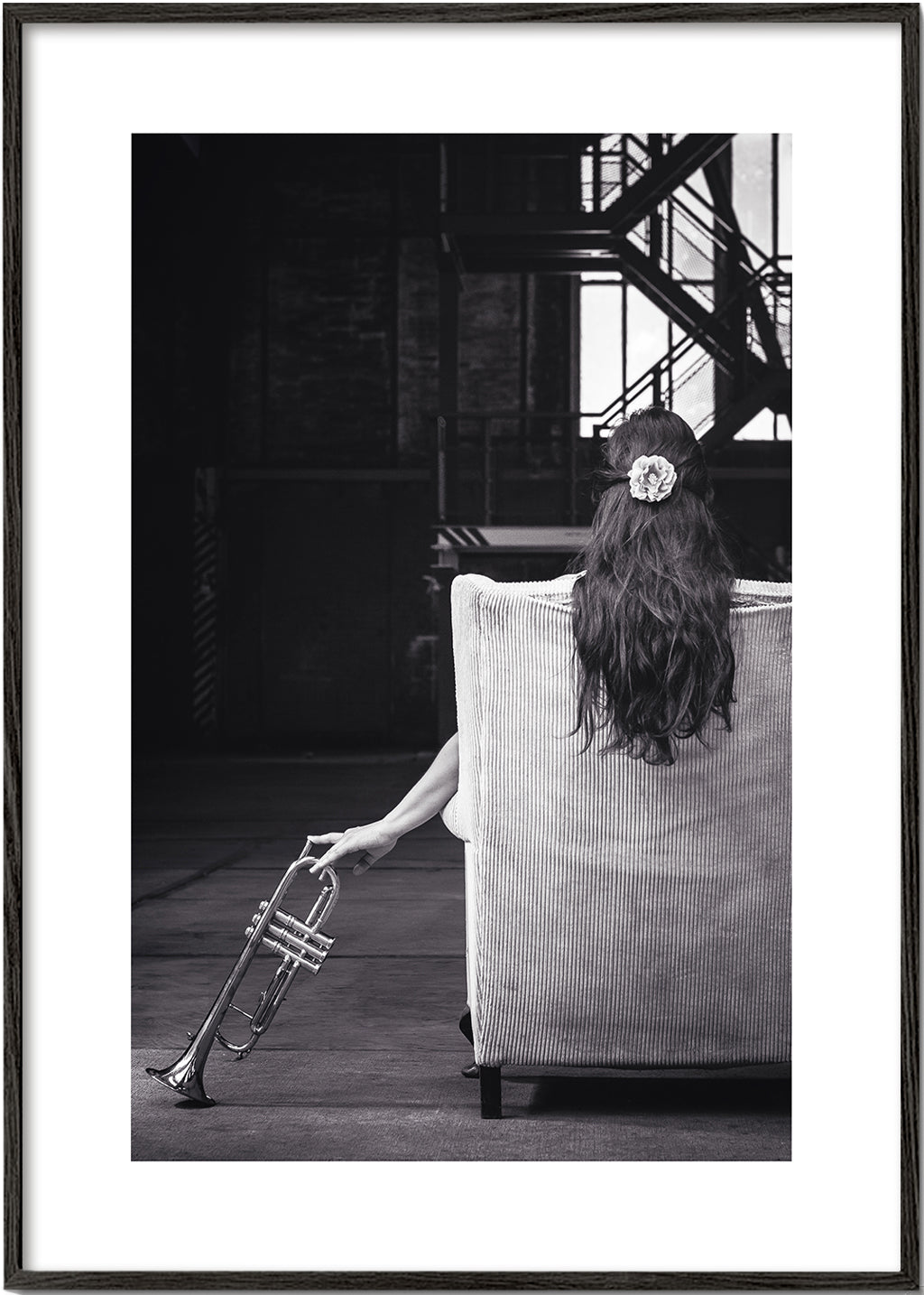 Fotografi av sittande musiker sett bakifrån med trumpet