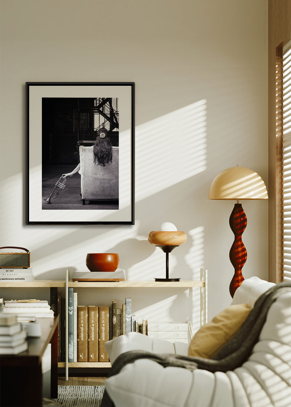 Fotografi av sittande musiker sett bakifrån med trumpet