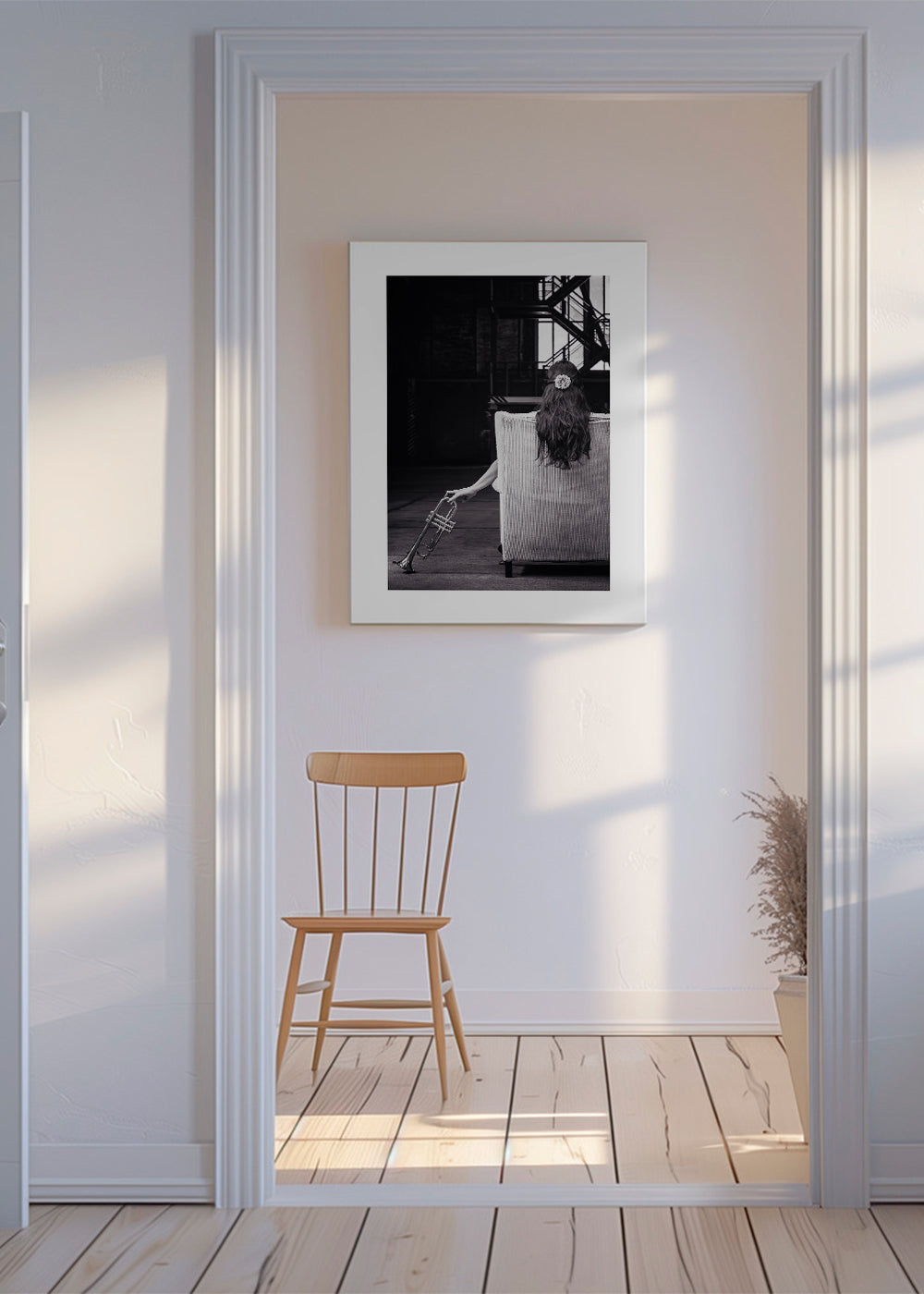 Fotografi av sittande musiker sett bakifrån med trumpet
