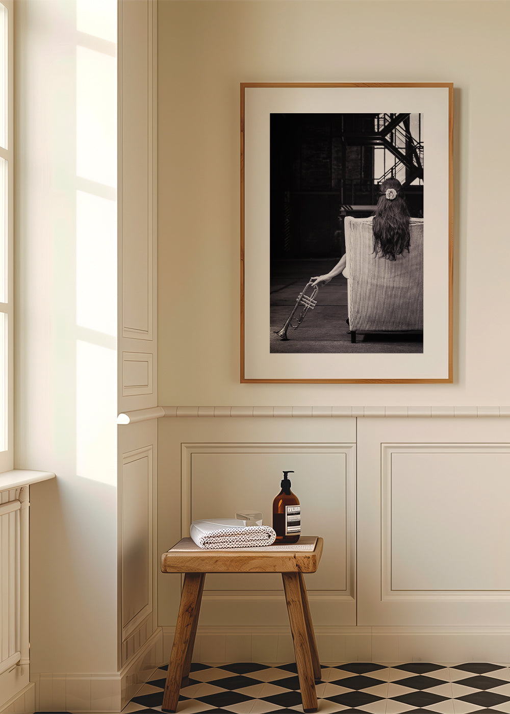 Fotografi av sittande musiker sett bakifrån med trumpet