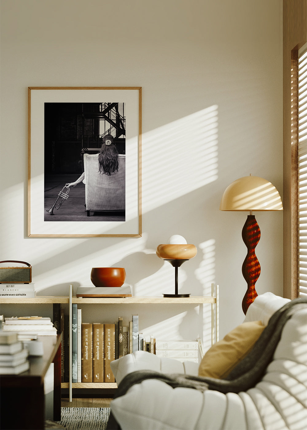 Fotografi av sittande musiker sett bakifrån med trumpet
