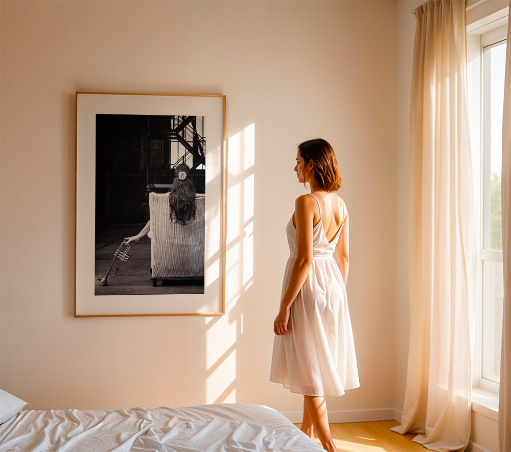 Fotografi av sittande musiker sett bakifrån med trumpet