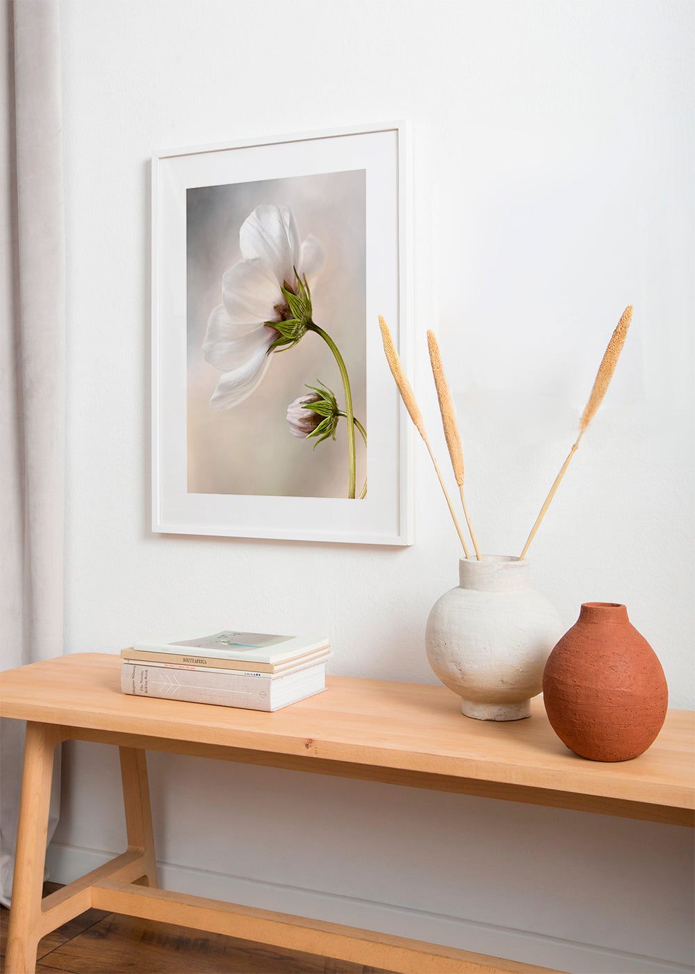 Botanisk poster: vit blomma på böjd stam