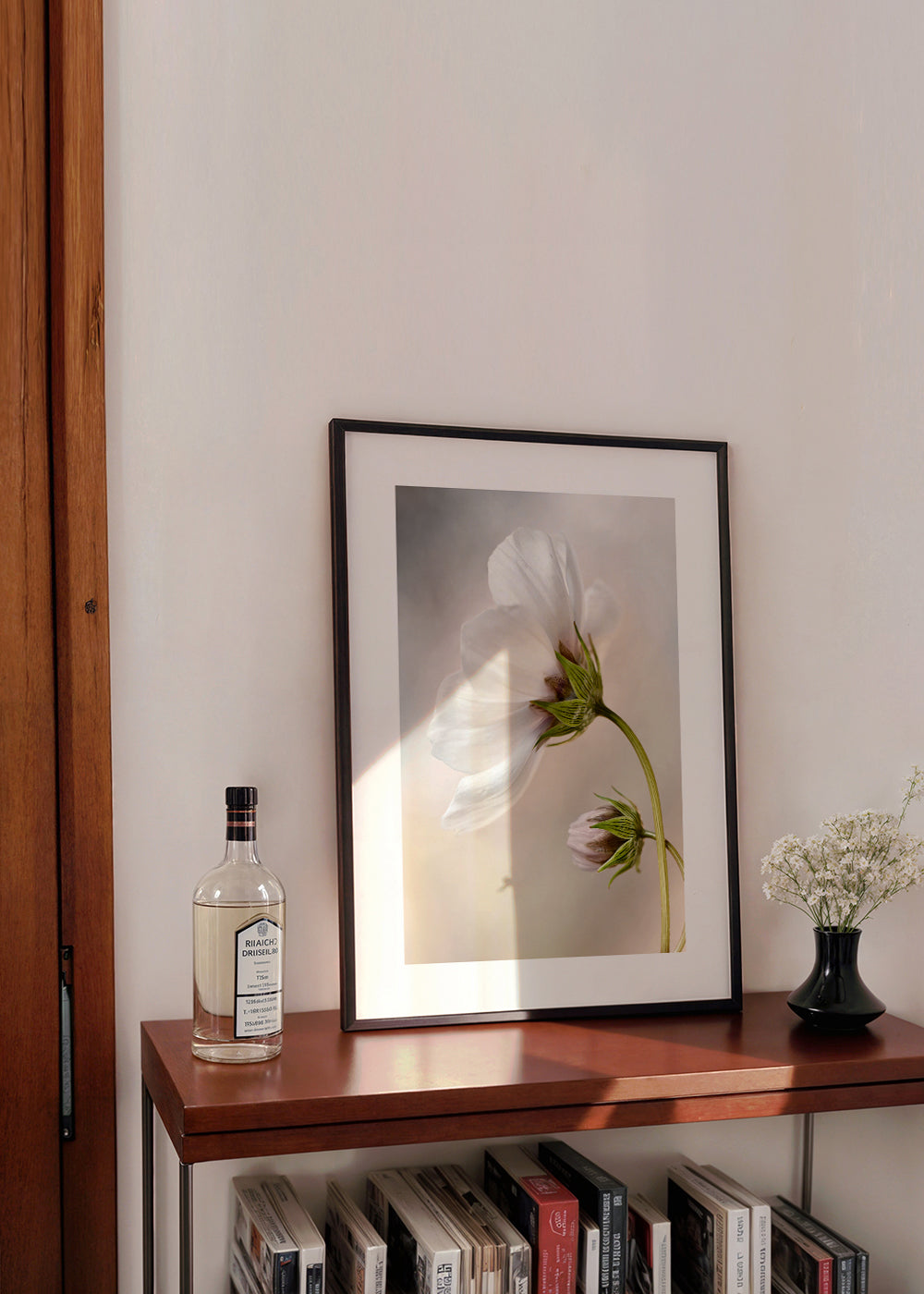 Botanisk poster: vit blomma på böjd stam