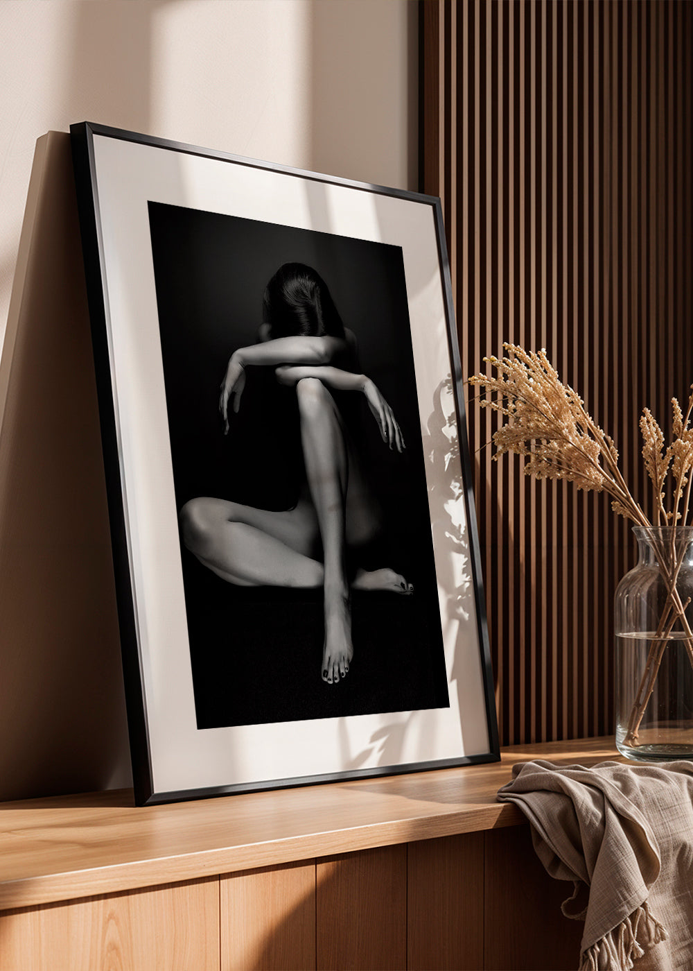 Fotografi av sittande figur i studio