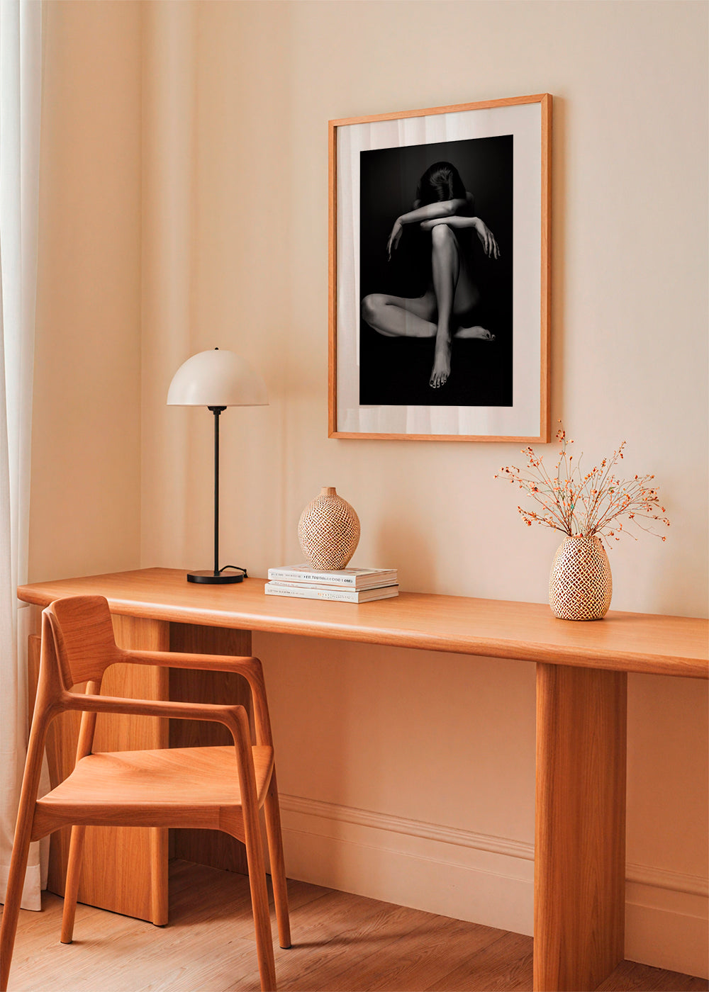 Fotografi av sittande figur i studio