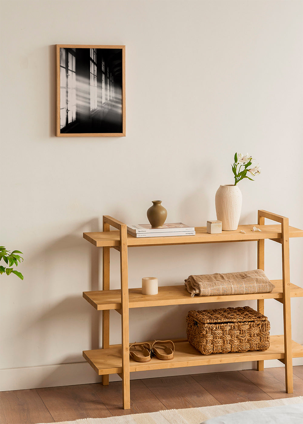 Fotografi av korridor med fönster och ljusstrålar