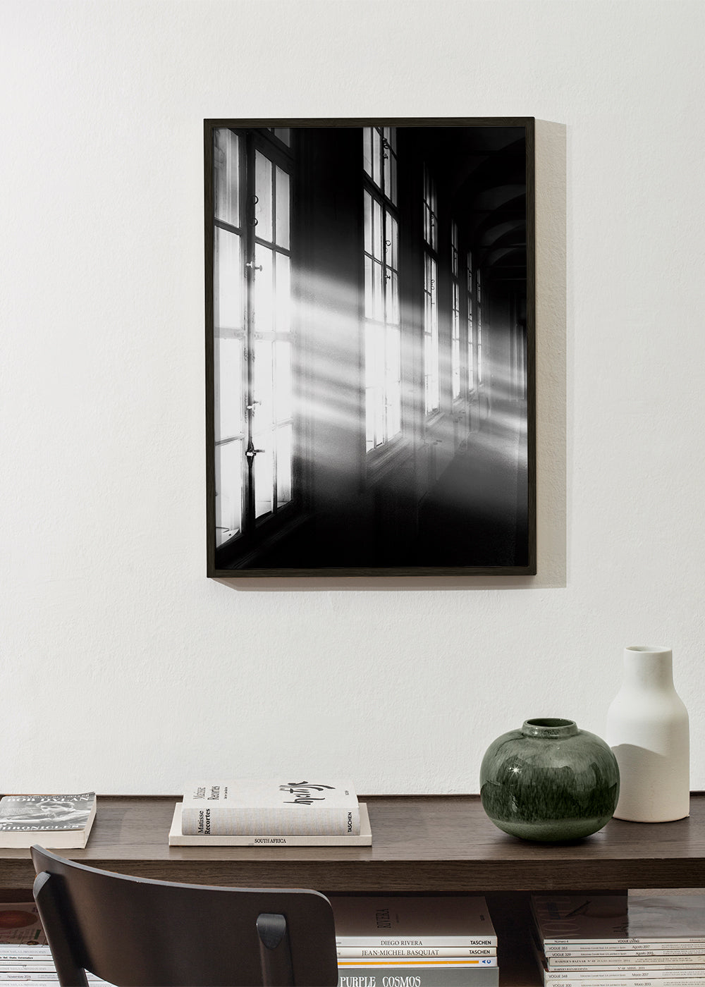 Fotografi av korridor med fönster och ljusstrålar