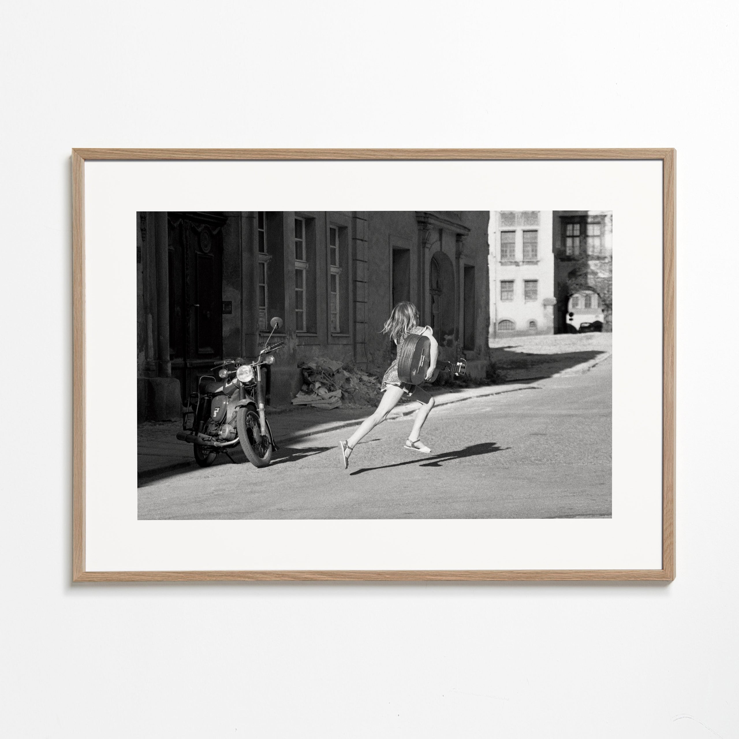 Svartvit bild: flicka springer på gatan