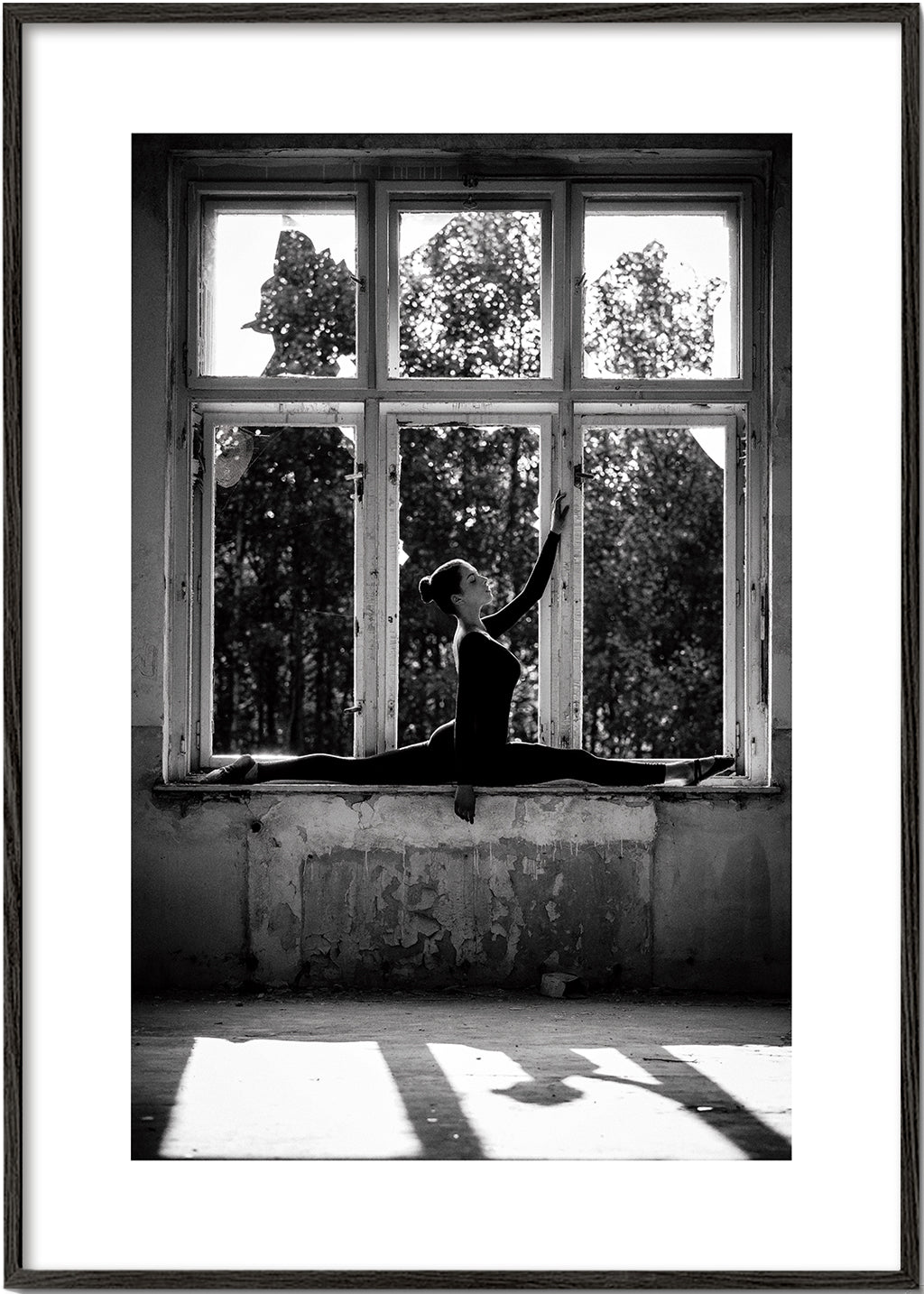 Fotografi av ballerina i fönstret
