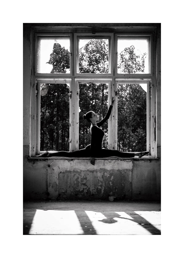 Fotografi av ballerina i fönstret