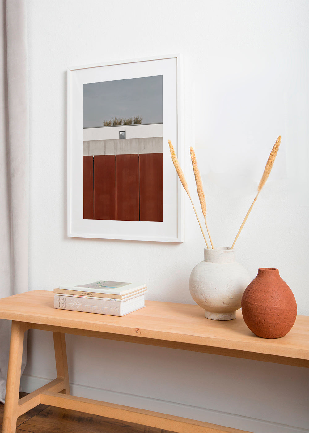 Minimalistisk tavla med rostiga paneler