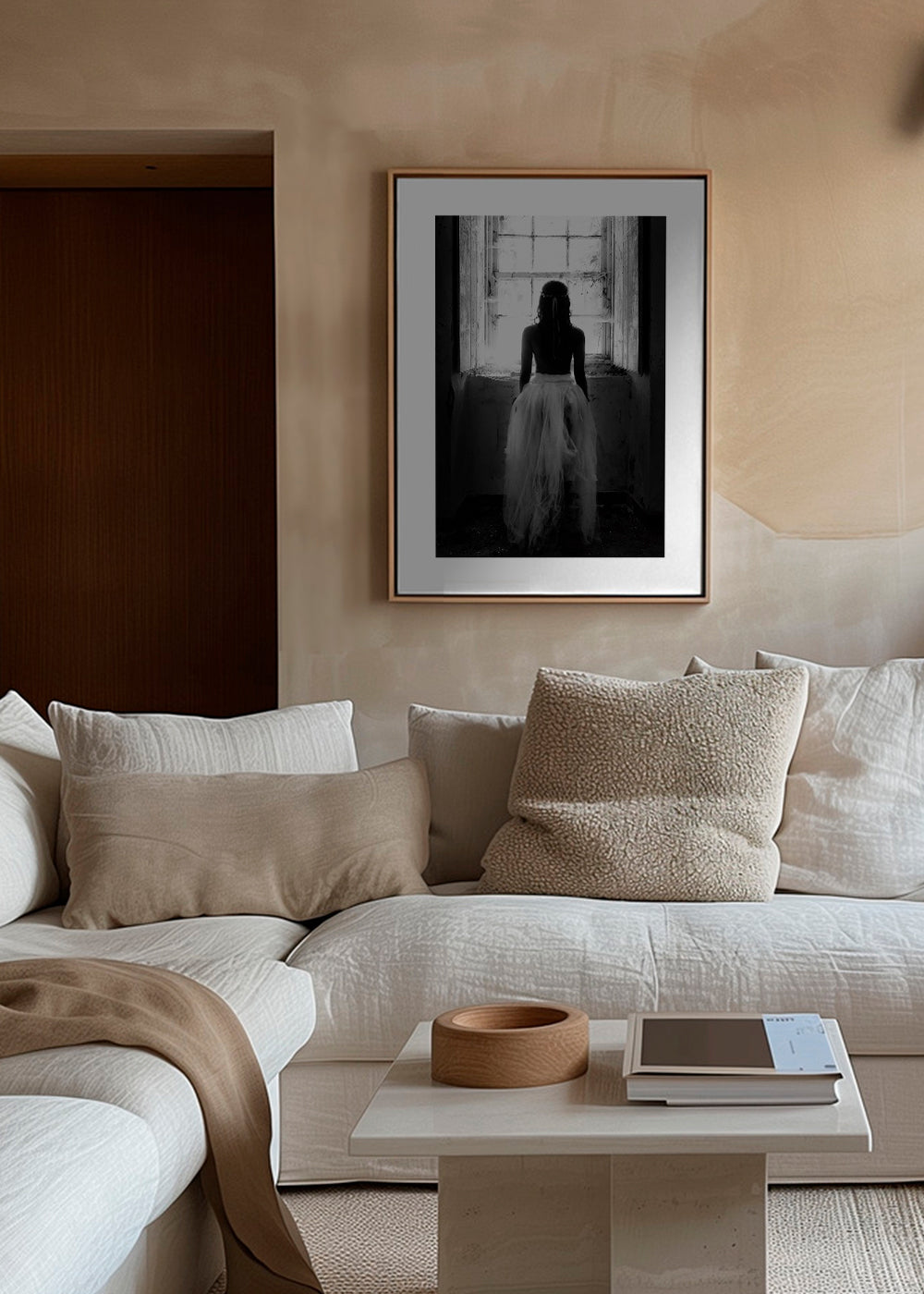 Fotografi figur sedd bakifrån vid fönster