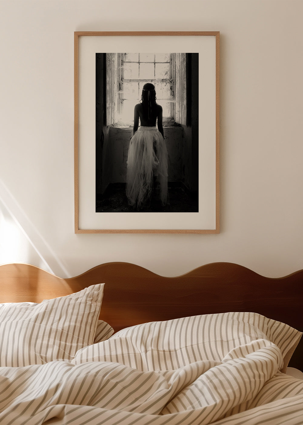 Fotografi figur sedd bakifrån vid fönster