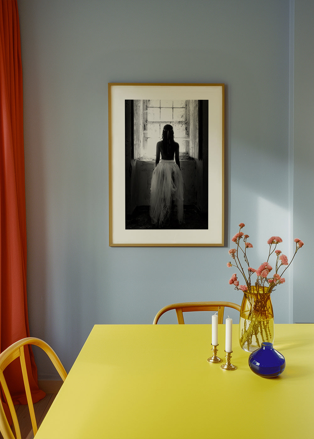 Fotografi figur sedd bakifrån vid fönster