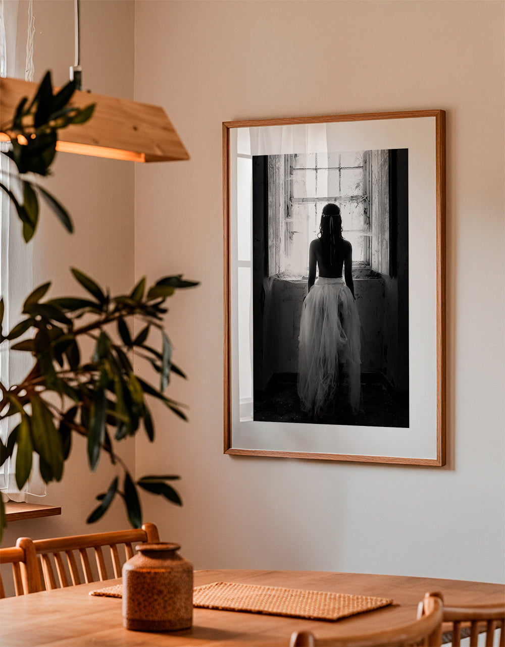 Fotografi figur sedd bakifrån vid fönster