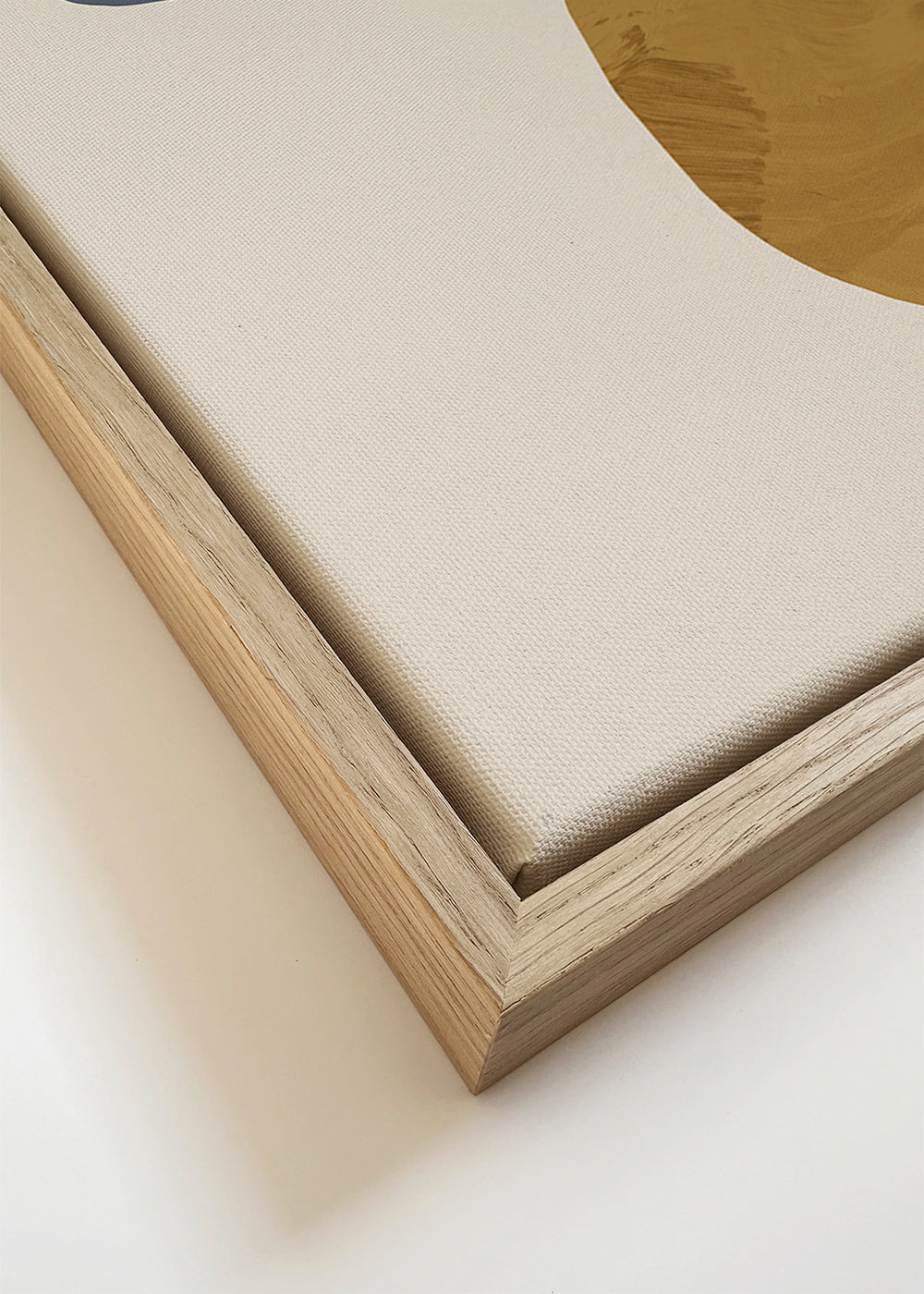Abstrakt konstverk med organiska beige former