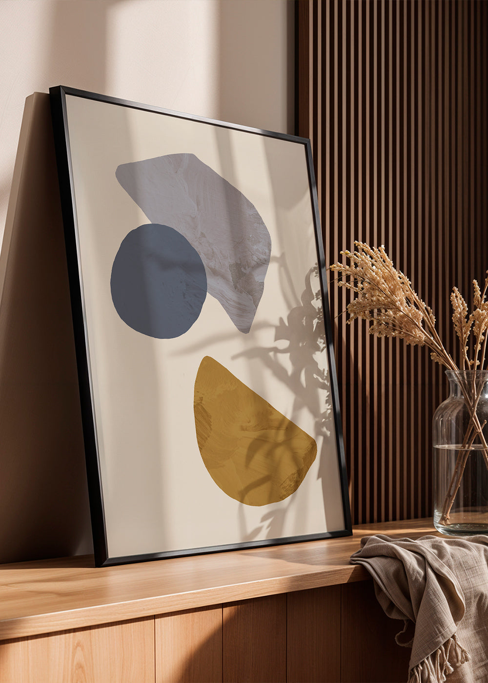 Abstrakt konstverk med organiska beige former
