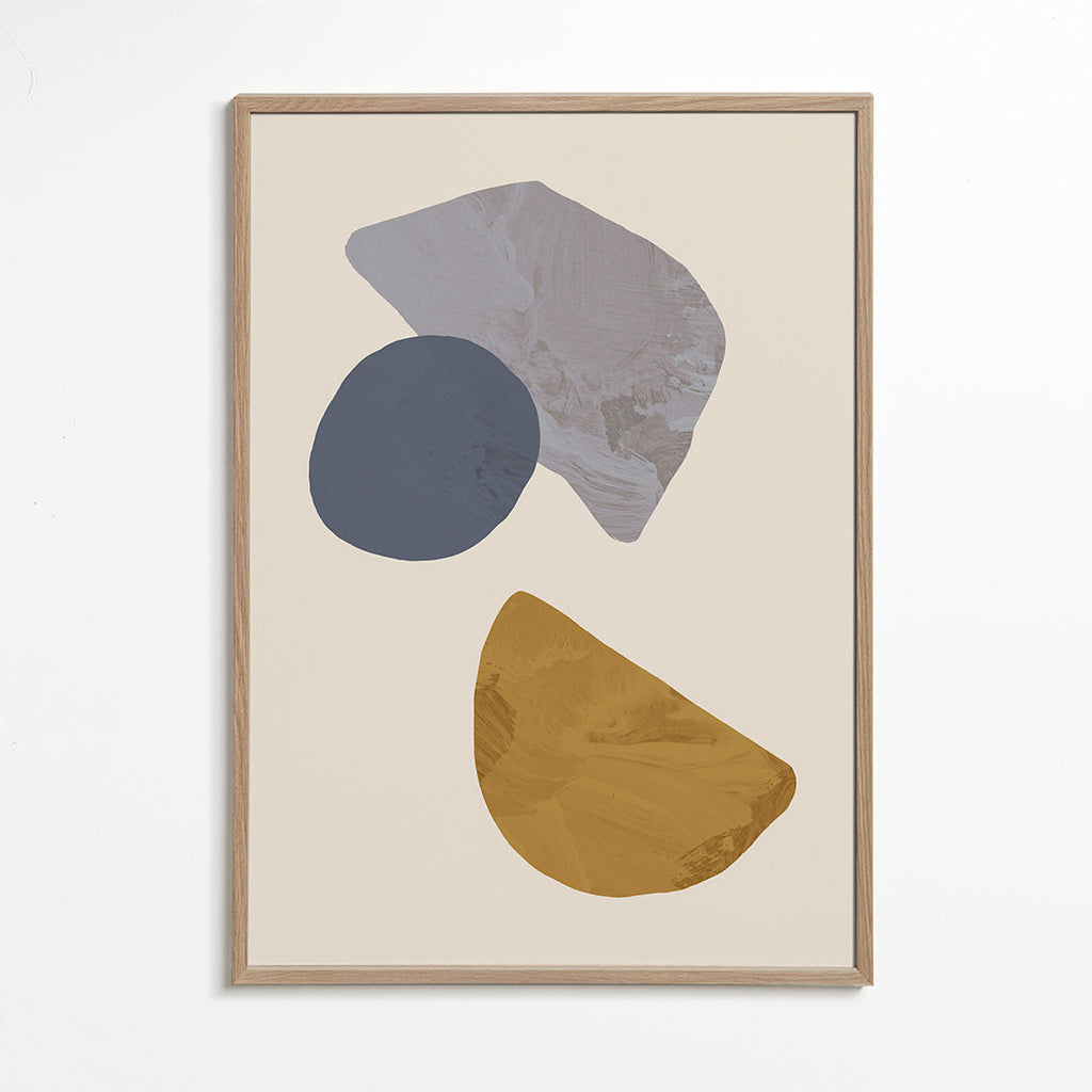 Abstrakt konstverk med organiska beige former