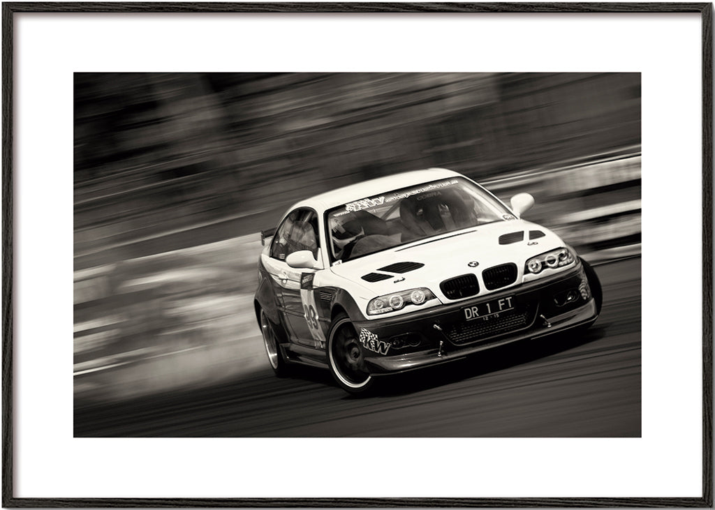 Fotografi av racingbil i drift