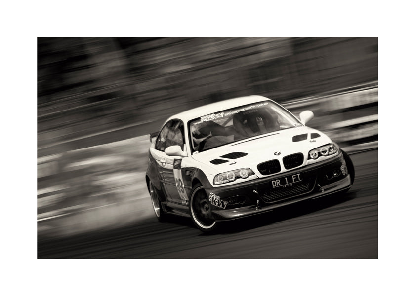 Fotografi av racingbil i drift
