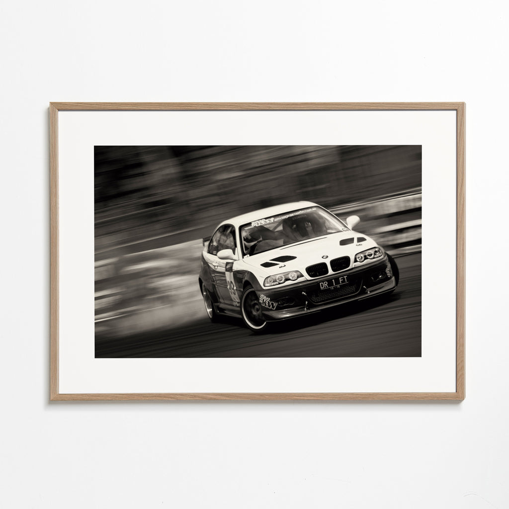 Fotografi av racingbil i drift