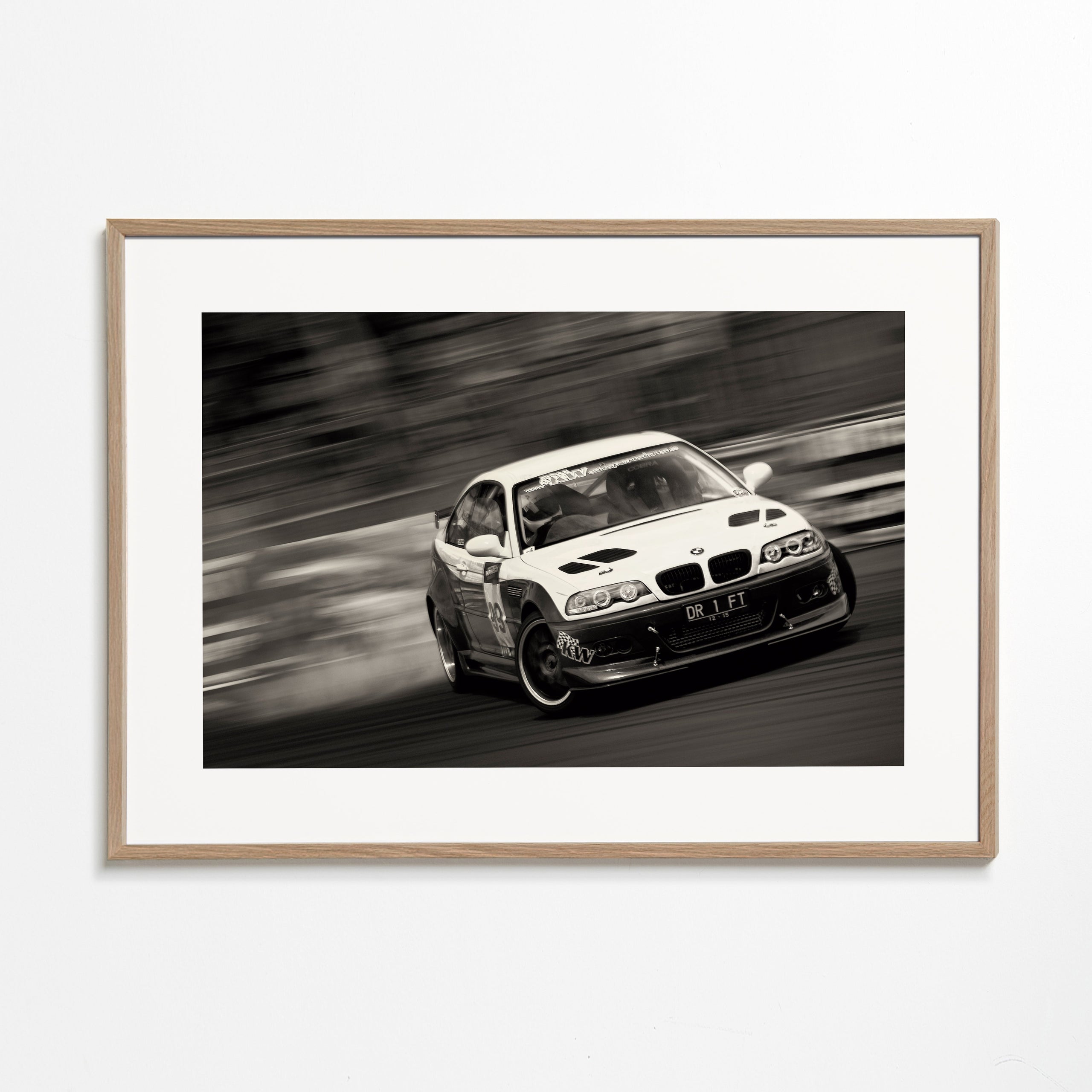 Fotografi av racingbil i drift