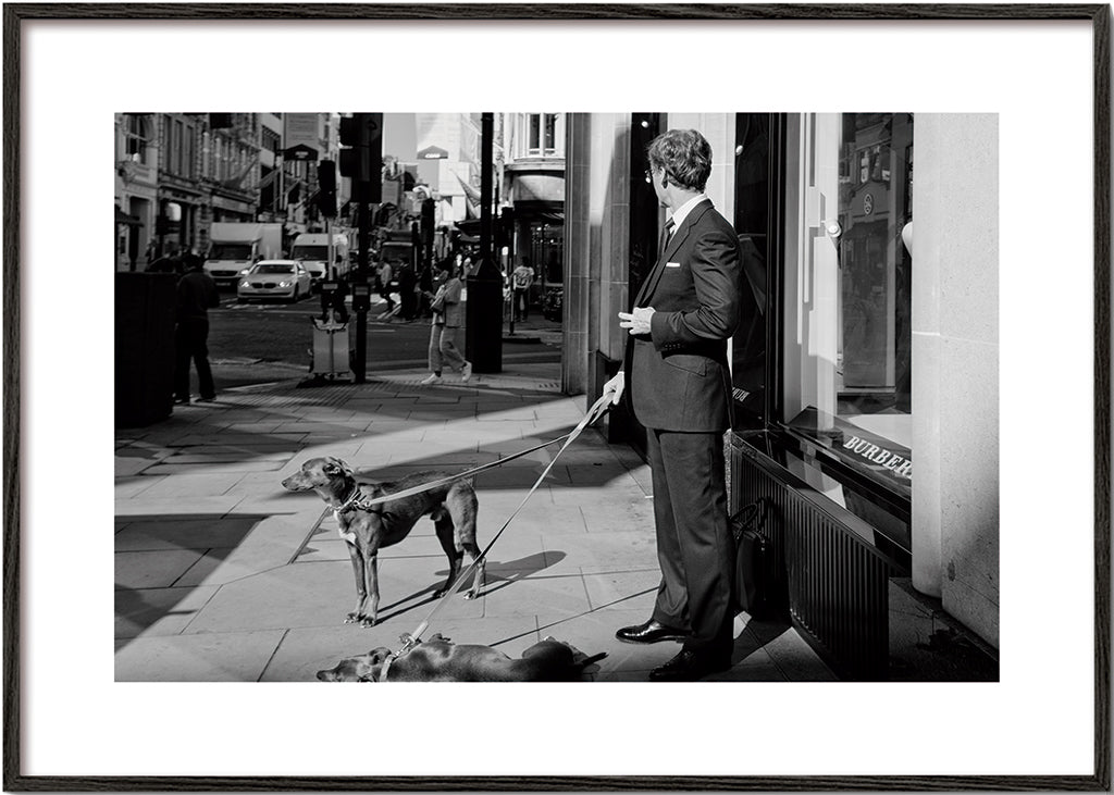 Gatufotografi man med hund