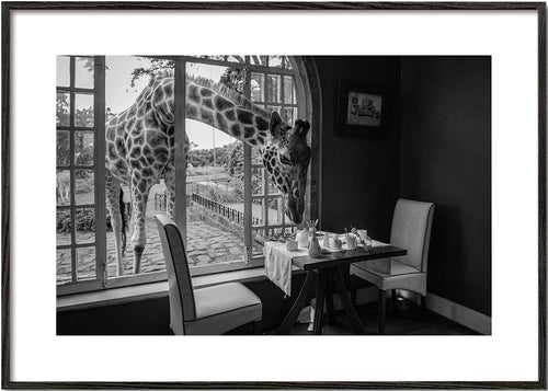 Konstverk giraff vid bordet